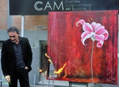 Diretor de museu queima obras de arte em protesto