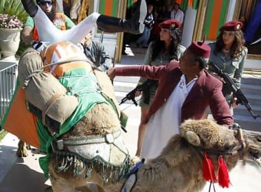 Sacha Baron Cohen invade Cannes montado em camelo para divulgar &#039;O Ditador&#039;