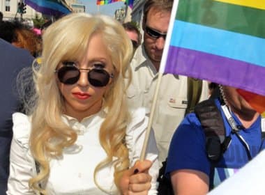 Lady Gaga é acusada de influenciar jovens a se tornarem homossexuais