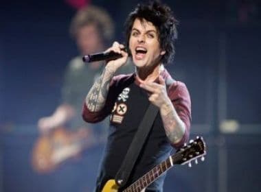 Billie Joe apresenta melhoras após reabilitação e Green Day antecipa volta aos palcos