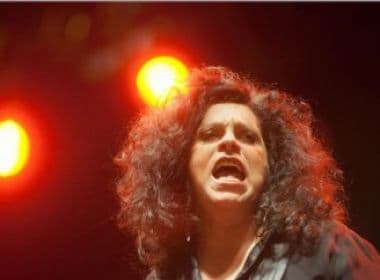 Gal Costa faz show elogiado e protesta contra jornalistas na Virada Cultural