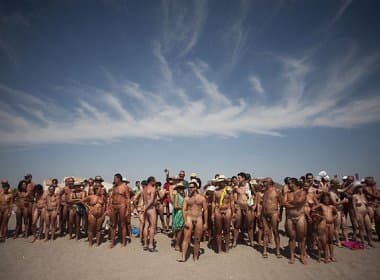 Maior banho coletivo nudista é registrado pelo Guinness em praia espanhola