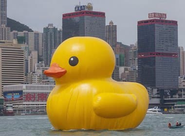 Instalação artística com pato de borracha gigante causa reações diversas em Pequim