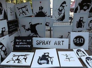 Grafiteiro Banksy vende obras de milhares de dólares por R$ 130