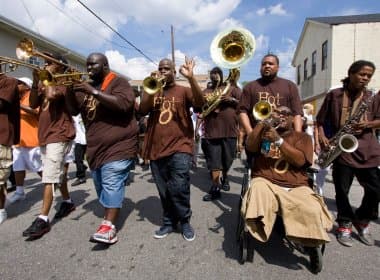 Grupo de jazz de New Orleans encontra Orquestra da Funceb nas ruas do Pelô 