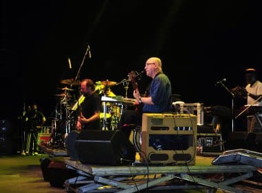 Paralamas do Sucesso aposta em hits durante show para multidão em Salvador