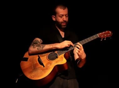 Guitarrista inglês Jon Gomm promove show e workshop em Salvador