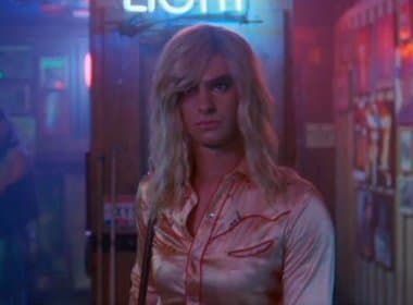 Andrew Garfield dança travestido em novo clipe do Arcade Fire