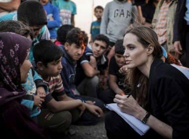 Enviada especial da ONU, Angelina Jolie pede o fim do estupro como arma de guerra