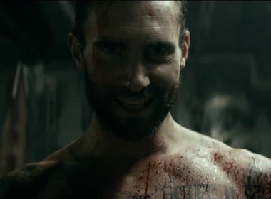 Adam Levine interpreta açougueiro stalker em novo clipe do Maroon 5