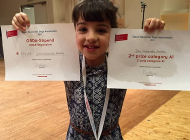 Brasileira de 7 anos fica em 2º lugar em concurso de flauta na Holanda