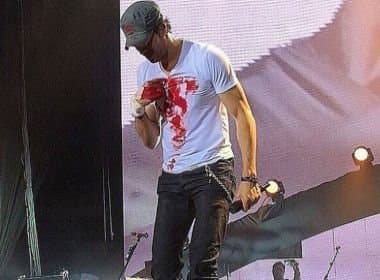 Enrique Iglesias tem graves lesões e opera mão após acidente em show no México