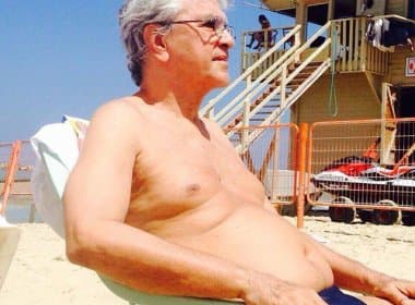 Após foto de cueca, Caetano aparece de sunga em Tel Aviv