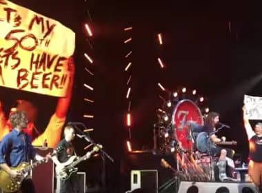 ‘É isso, é tudo que precisa’, diz Dave Grohl antes de beber cerveja com fã em cima do palco