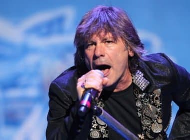 Vocalista do Iron Maiden, Bruce Dickinson sugere que sexo oral causou câncer de língua