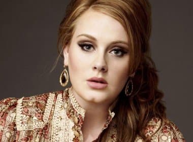 Adele admite que empresário avalia suas mensagens antes de serem postadas no Twitter