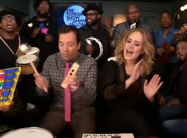 Adele canta versão de ‘Hello’ com instrumentos de brinquedo