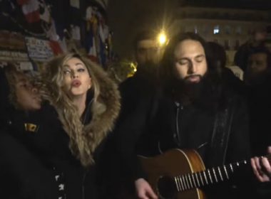 Madonna homenageia vítimas de ataque terrorista com show surpresa em praça de Paris