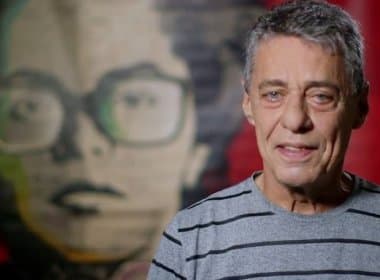 &#039;Eu acho que o PSDB é bandido&#039;, acusa Chico Buarque em discussão no meio da rua