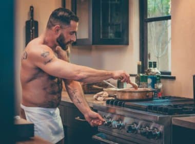 Novo canal no Youtube chama atenção com chef que ensina receitas pelado