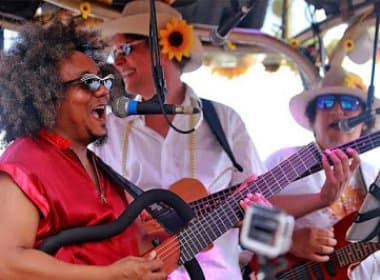 Chico César desfila com MicroTrio na terça de carnaval na Barra 