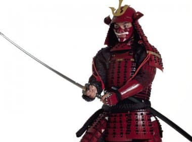 Ator morre atingido por espada de samurai durante ensaio de peça no Japão