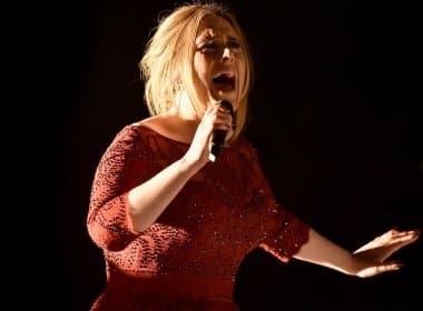 Adele chora &#039;praticamente o dia inteiro&#039; após desafinar durante performance no Grammy