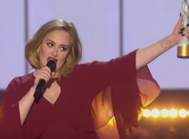 Adele discursa a favor de Kesha durante premiação do Brit Awards