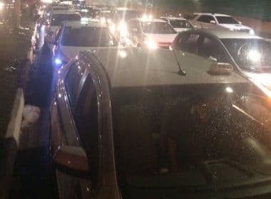 Sem táxis, público espera até três horas para sair da Paralela após show do Maroon 5