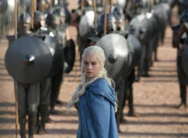 Emília Clarke diz ficar chateada quando acusam ‘Game of Thrones’ de ser ‘antifeminista’