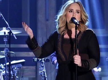Pela segunda vez, Adele ajuda fã a pedir namorado em casamento durante seu show