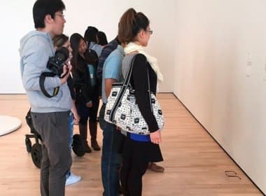 Adolescente prega peça em museu nos EUA e visitantes confundem óculos com obra de arte