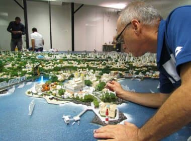 Artista faz apelo para realocar maquete de SSA que está ‘sem visibilidade’ no aeroporto