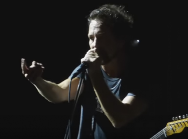 Eddie Vedder expulsa homem que agredia mulher durante show do Pearl Jam; veja vídeo