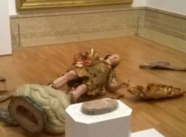 Ao tentar tirar selfie, brasileiro quebra estátua do século XVIII em museu de Portugal