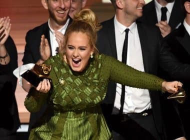 Após vencer Grammy, Adele quebra troféu para dividir com Beyoncé; veja discurso