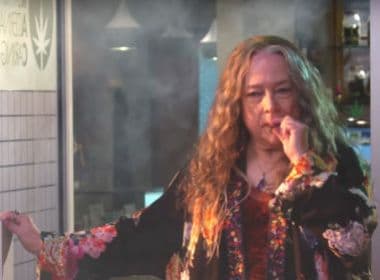 Está todo mundo chapado no trailer de 'Disjointed', nova série do criador do 'The Big Bang Theory'