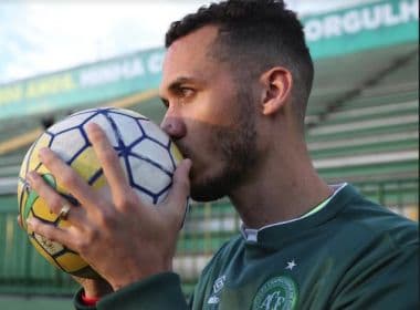 Sobrevivente de tragédia da Chapecoense, zagueiro Neto lança livro em Salvador