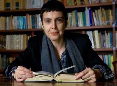 Adriana Calcanhotto substitui Duvivier no ‘Festival Literário Minha Língua, Minha Pátria’