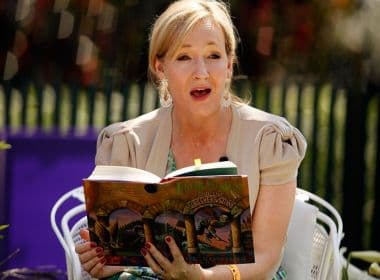 'Escreva como você': J.K. Rowling dá conselhos a escritora iniciante