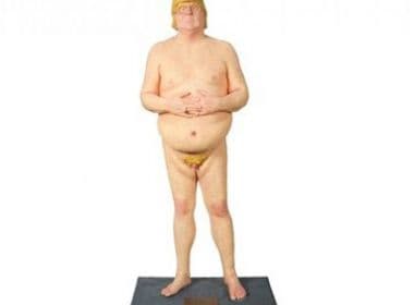 Estátua de Donald Trump pelado é leiloada por cerca de R$ 100 mil 