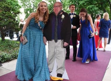 Sem par, estudante americana leva Danny DeVito de papelão ao baile de formatura
