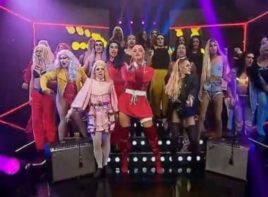 Pabllo Vittar encerra 1ª temporada de programa com performance de coral de drags