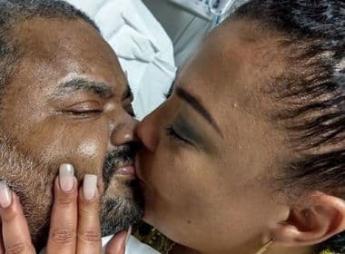 Prestes a sair do hospital, Arlindo Cruz aparece beijando a mulher: ‘Eternos namorados!’