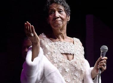 Gravemente enferma, Aretha Franklin recebe visita de Stevie Wonder e Jesse Jackson