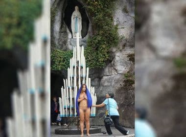 Artista será julgada por ficar nua durante procissão no Santuário de Lourdes, na França