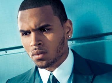 Acusado de estupro, Chris Brown deixa cadeia na França: 'Essa vagabunda está mentindo'