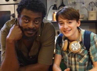 No longa-metragem ‘Abe’, ator de ‘Stranger Things’ contracena com Seu Jorge