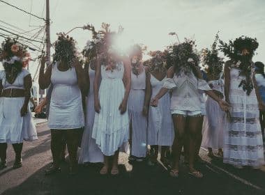 Pelo terceiro ano, grupo de mulheres realiza cortejo performático na Festa de Iemanjá
