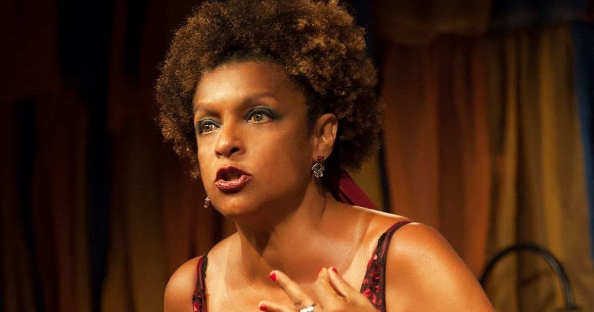 Elisa Lucinda faz 4 sessões da peça 'Parem de Falar Mal da Rotina' em Salvador